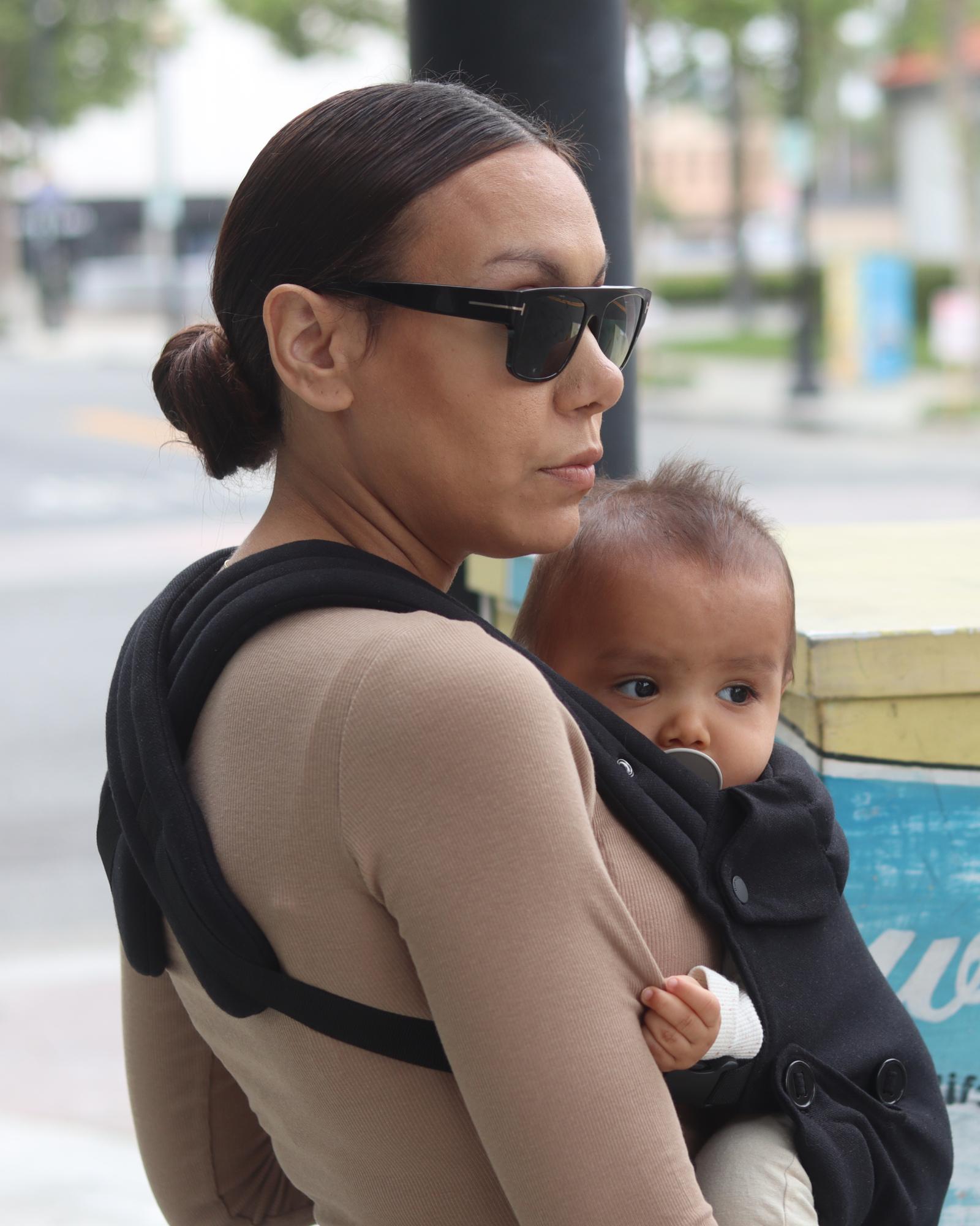 black ergonomic baby carrier back view