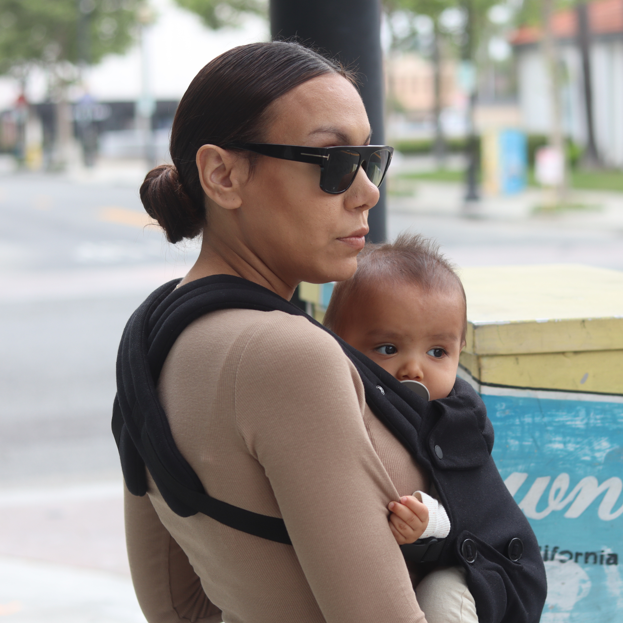 black ergonomic baby carrier back view